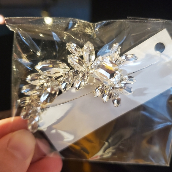 Dareth Colburn Bridal Clip - Picture 2 of 4